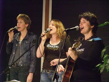 Elisabeth Kabatek, Johanna Veil und Susanne Schempp singen den Brezeltango