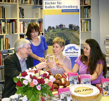 Foto: Das 50.000 Laugenweckle zum Frühstück ging über den Ladentisch! Autorin und Verlag feierten den Erfolg stilecht mit Laugenweckle.