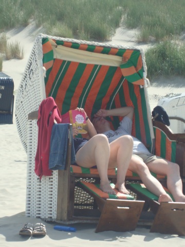 Strandlektüre auf Juist, 12.08.2012
